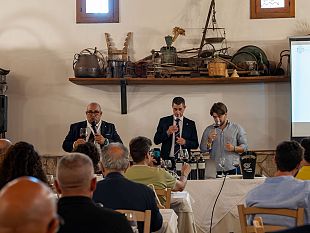 trapani/openais-trapani-2025-la-grande-festa-del-vino-celebra-i-60-anni-di-ais-italia-con-oltre-1400-visitatori