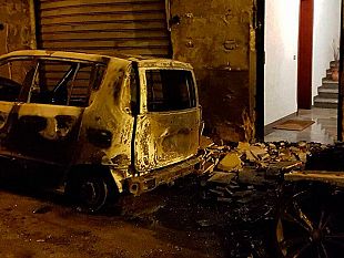 mazara-due-auto-in-fiamme-in-via-volta-incendio-doloso