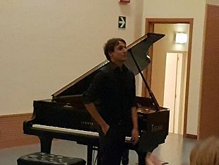 video-mazara-il-pianista-internazionale-alessandro-marino-incanta-i-suoi-concittadini