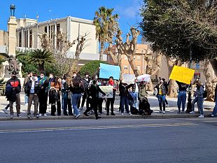 pochi-spazi-agibili-al-ruggeri-di-marsala-sit-in-davanti-la-prefettura