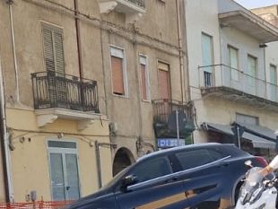 auto-finisce-nello-scavo-di-un-cantiere-stradale