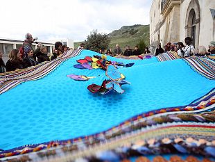 i-beneficiari-dei-centri-di-vita-del-sai-marsala-tessono-larazzo-della-pace-a-gibellina