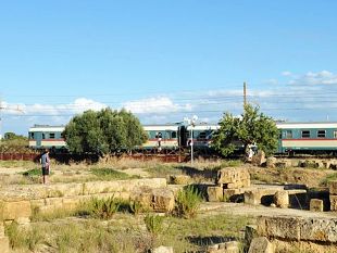 un-viaggio-nel-tempo-con-i-treni-storici-alla-sagra-del-mandorlo-in-fiore