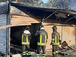 mazara-incendio-alcuni-capannoni-vicino-lo-stadio-domato-dai-vigili-del-fuoco