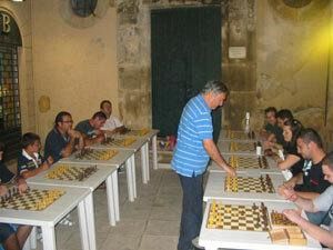 mazara-il-maestro-di-scacchi-zivojin-ljubisavljevic-in-simultanea-al-liceo-scientifico