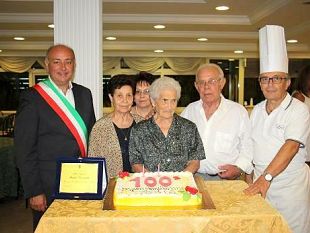 festa-grande-anche-per-i-100-anni-di-nonna-maria