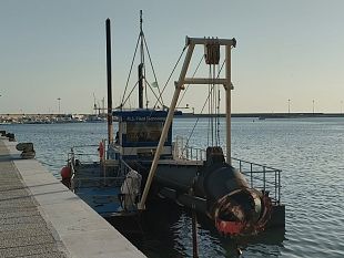 mazara-presto-nuovamente-in-azione-la-draga-comunale-per-ripristinare-porto-e-litorale-dopo-il-ciclone-harry