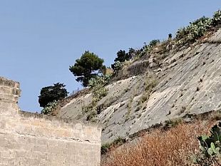 erice-lavori-di-completamento-del-costone-roccioso-sovrastante-il-cortile-adragna