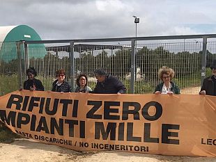 castelvetrano/flash-mob-di-legambiente-sicilia-e-circolo-crimiso-davanti-al-polo-tecnologico