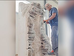 lo-scultore-mazarese-gerry-bianco-a-lavoro-su-una-nuova-opera-la-donna-che-sostiene-il-mondo