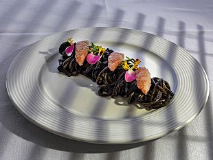 peccati-di-gola-a-natale-prova-gli-spaghetti-al-nero-di-seppia-con-tartare-di-gamberi-dello-chef-rocco-di-marzo