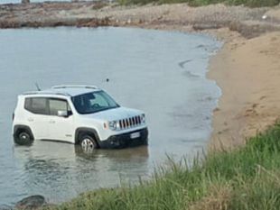 dimentica-di-azionare-il-freno-a-mano-e-la-jeep-finisce-in-mare