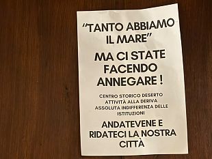trapani-il-centro-storico-tappezzato-di-volantini-ci-state-facendo-annegare