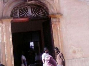 campobello-a-fuoco-portone-del-centro-immigrati-solidarieta-del-candidato-castiglione