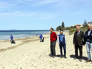 avviata-la-pulizia-delle-spiagge-libere-la-ditta-incaricata-ha-ga-iniziato-gli-interventi-indicati-nel-progetto