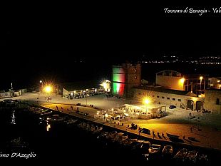 la-torre-della-tonnara-di-bonagia-illuminata-con-il-tricolore-in-omaggio-alle-vittime-del-covid-19