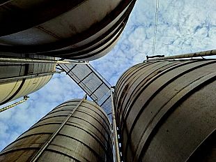 mazara-le-cantine-sociali-incontrano-la-cia-vino-venduto-ma-non-ritirato-per-il-caro-carburante