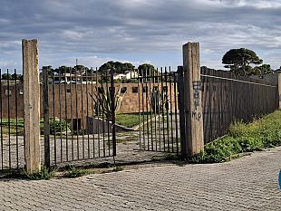 segnalazioni-del-cittadino-forzato-il-cancello-del-teatro-provinciale