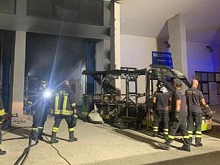 mazara/trenino-elettrico-turistico-in-fiamme-lorigine-non-sarebbe-dolosa