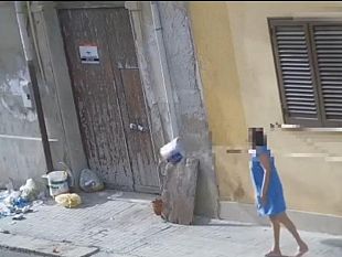 trapani-continuano-i-lanci-dei-sacchi-della-spazzatura-la-denuncia-del-comune