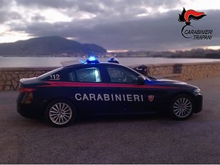 trapani/trapani-evade-dai-domiciliari-e-fermato-dai-carabinieri-scaglia-un-pugno-contro-lautovettura-dei-militari-arrestato