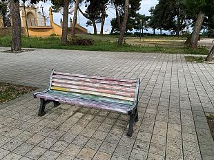 vandali-in-azione-danneggiata-la-panchina-arcobaleno-in-viale-roma