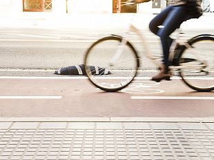 alcamo-automobilista-invade-la-pista-ciclabile-e-investe-un-ciclista-salemitano-condannato-al-risarcimento