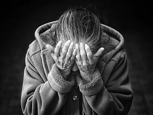 mazara/caltanissetta-scoperta-rsa-degli-orrori-anziani-legati-e-maltrattati-arrestati-9-individui