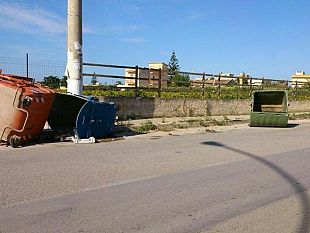 via-bessarione-cassonetti-rifiuti-ribaltati