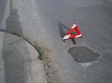 una-nuova-moda-il-fai-da-te-nel-rattoppare-le-buche-stradali