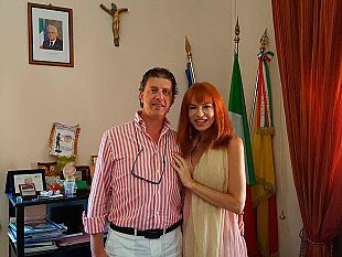 campobello-il-sindaco-castiglione-incontra-l-artista-internazionale-numa-ambasciatrice-del-giubileo-dell-educazione-e-testimonial-del-campionato-del-mondo-di-beach-volley-protour-2016