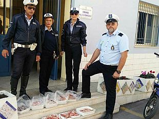 mazara-la-polizia-municipale-sequestra-25-kg-di-prodotto-ittico-ad-ignoti-commercianti-abusivi