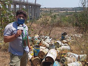 video-mazara-discarica-abusiva-di-olii-esausti-in-via-giuffo