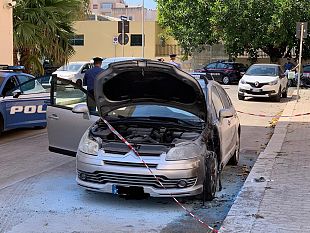 trapani-a-fuoco-lauto-del-vice-comandante-dei-vigili-urbani