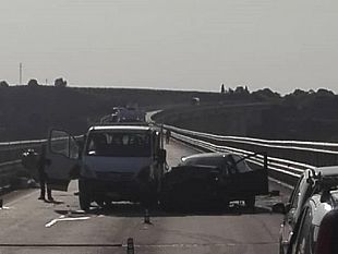 scontro-sul-viadotto-per-menfi-un-ferito-e-due-mezzi-semidistrutti