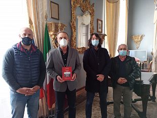 trapani-donata-allamministrazione-comunale-una-copia-de-la-storia-di-napola