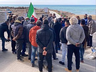 la-protesta-dei-pescatori-rifiuti-posidonia-e-plastica-oggi-allasta-del-pesce