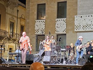 mazara-i-dioscuri-conquistano-piazza-della-repubblica-con-il-tributo-a-lucio-battisti