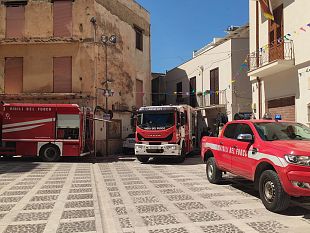 incendio-nel-cuore-del-centro-storico-di-mazara-in-fiamme-stavolta-una-discarica-abusiva-in-via-goti