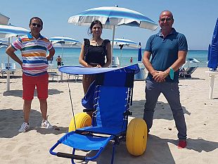 una-sedia-da-spiaggia-per-diversamente-abili-donata-al-lido-baywatch