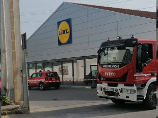marsala/marsala-incendio-al-lidl-di-via-salemi