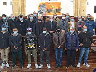 mazara-il-vescovo-incontra-i-18-pescatori-liberati