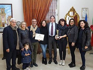 campobello-le-congratulazioni-del-sindaco-castiglione-alla-compagnia-arte-e-teatro-vincitrice-del-premio-della-critica-al-gran-gala-di-castelbuono