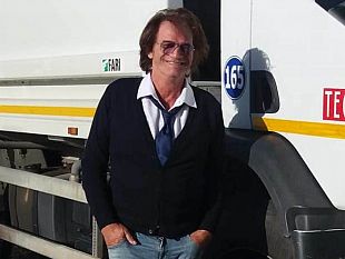 leleganza-che-differenzia-in-cravatta-alla-guida-del-camion-per-la-raccolta-dei-rifiuti