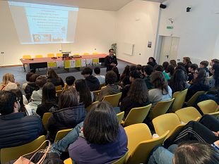 safer-internet-day-studenti-alcamesi-a-lezione-di-sicurezza-in-rete-con-i-poliziotti
