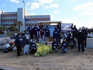 erice-ripulita-la-spiaggia-di-san-giuliano-raccolti-340-chili-di-rifiuti