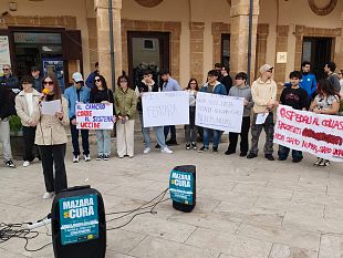 mazara-si-cura-sit-in-studentesco-in-piazza-della-repubblica-a-difesa-della-sanita-pubblica