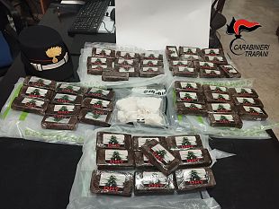 trapani-coppia-con-bambino-non-si-ferma-allalt-dei-carabinieri-in-auto-5-chili-di-hashish-e-crack