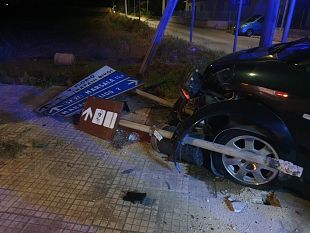 misiliscemi-auto-contro-palo-della-cartellonistica-stradale