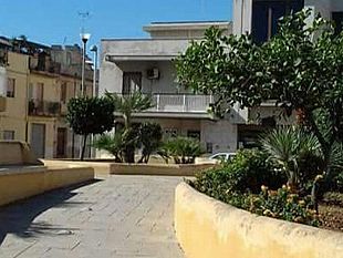 mazara-cittadini-si-autotassano-per-pulire-e-garantire-il-decoro-della-piazza-al-mazari-makara